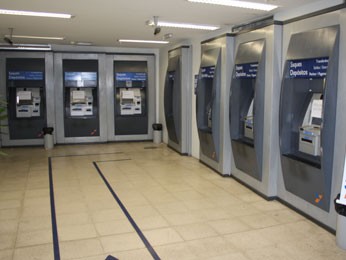Criminosos levaram dinheiro das máquinas de autoatendimento (Foto: Divulgação / PF)