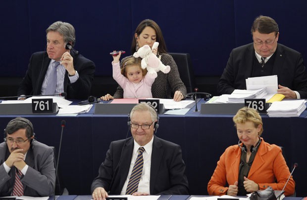 Filha de Licia Ronzullo chama atenção durante reunião de parlamentares europeus (Foto: Vincent Kessler/Reuters)