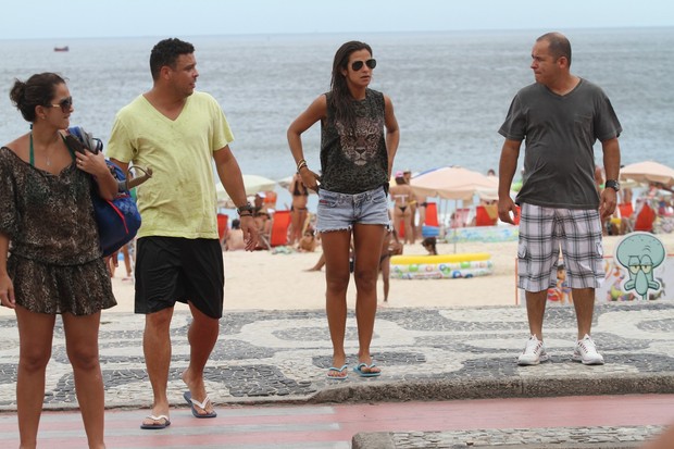 Ronaldo com a namorada na praia (Foto: Wallace Barbosa / AgNews)