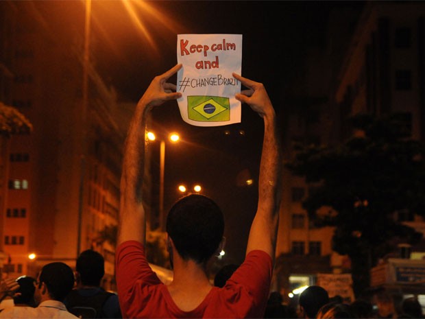 Cartaz pede paz e a continuidade dos protestos (Foto: Rafaella Torres / G1)