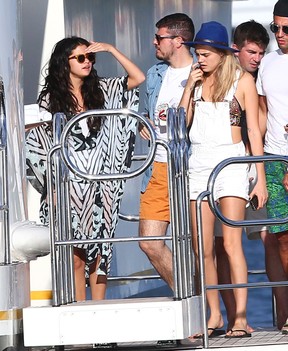 Selena Gomez e Cara Delevingne em Saint-Tropez, na França (Foto: Grosby Group/ Agência)