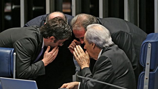 Ministro Ricardo Lewandowski, presidente do STF, conversa com senadores durante o julgamento do processo de impeachment de Dilma Rousseff (Foto: ISTOÉ)