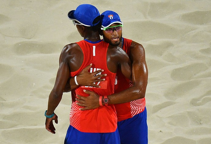 Sergio Reynaldo e Gonzalez Bayard; vôlei de praia; olimpíada 2016 (Foto: LEON NEAL/AFP/Getty Images)
