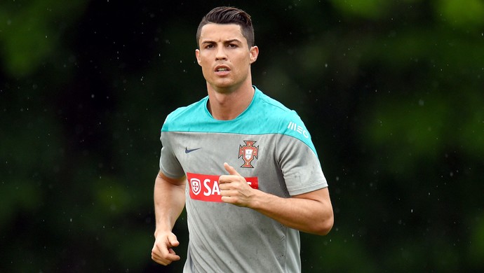 Cristiano Ronaldo no treino de Portugal (Foto: AFP)