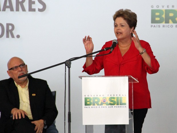 Presidente Dilma discursa durante cerimônia que autorizou início das obras em residencial que vai abrigar ex-moradores da desocupação do Pinheirinho. (Foto: Carlos Santos/ G1)