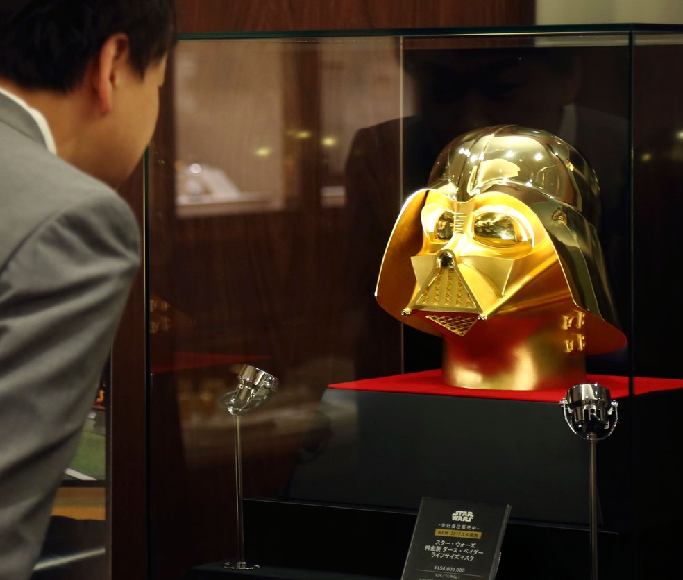Joalheria de Tóquio lança máscara de Darth Vader feita de ouro (Foto: Koji Sasahara/AP)