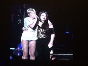 Miley Cyrus com fã em show no Rio (Foto: EGO)