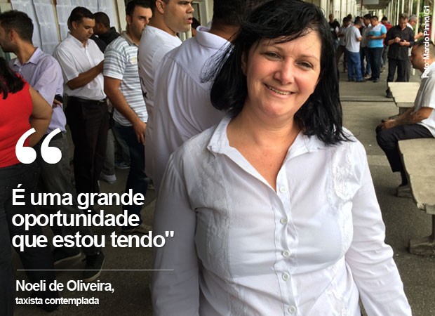 Noeli de Oliveira foi contemplada no sorteio dos alvarás de táxis pretos em São Paulo (Foto: Marcio Pinho/G1)