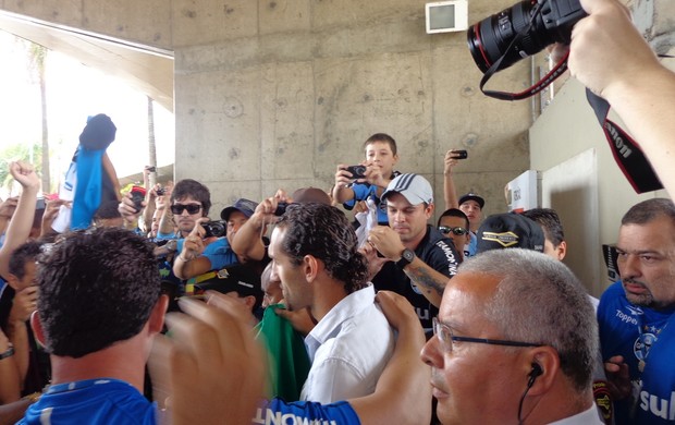 Barcos é recepcionado pela torcida do Grêmio no aeroporto (Foto: Hector Werlang/Globoesporte.com)