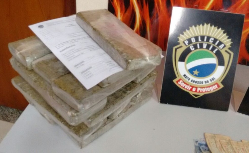 Maconha apreendida em mala de passageira de &ocirc;nibus, na BR-163 (Foto: Marcos Ribeiro/G1 MS)