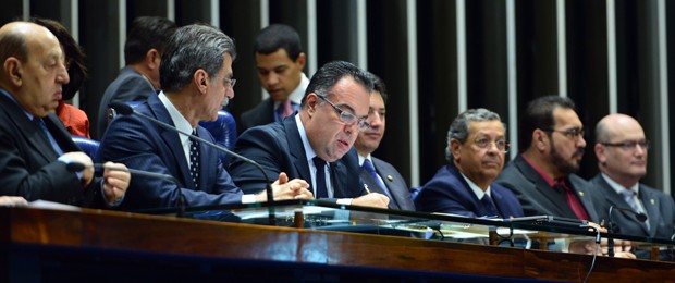 O deputado André Vargas (centro) durante a promulgação da PEC que cria novos tribunais (Foto: Nilson Bastian / Agência Câmara)