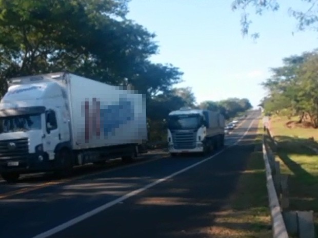 G Pol Cia Flagra Caminh O Fazendo Ultrapassagem Proibida Veja V Deo