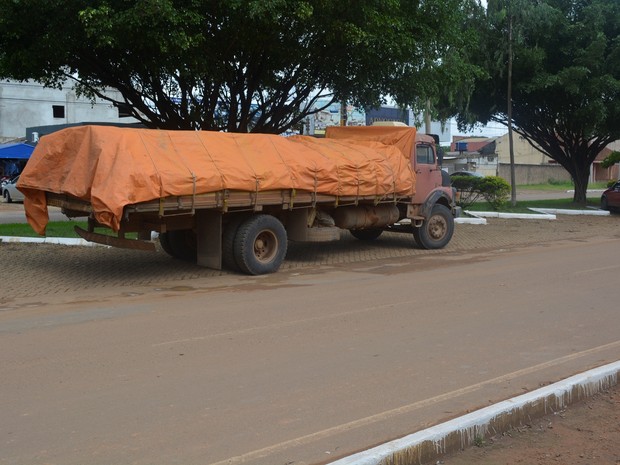Caminhão com a carga foi levado para a delegacia local (Foto: Jeferson Carlos/ G1)