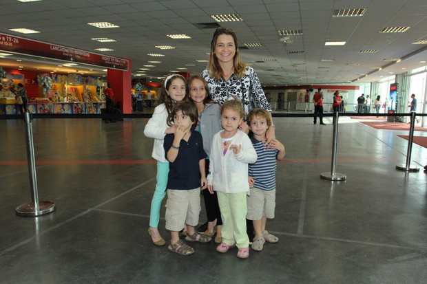 Cláudia Abreu com os filhos (Foto: Alex Palarea / AgNews)