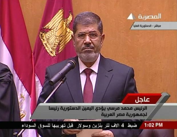 Mohamed Mursi presta juramento como novo presidente egípcio. (Foto: Egyptian Television/Reuters) Mohamed Mursi presta juramento como novo presidente egípcio. (Foto: Egyptian Television/Reuters)