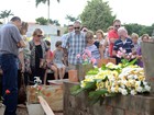 Familiares e amigos vão a velório e enterro do pai de Ana Paula Arósio