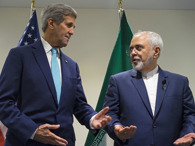 Em foto de 26 de setembro, o secretário de Estado dos EUA, John Kerry (esquerda) se reúne com o ministro das Relações Exteriores do Irã, Mohammad Javad Zarif, na sede da ONU. Zarif irá representar seu país em reunião sobre a guerra civil na Síria, em Viena, na sexta (30) (Foto: AP Photo/Craig Ruttle)