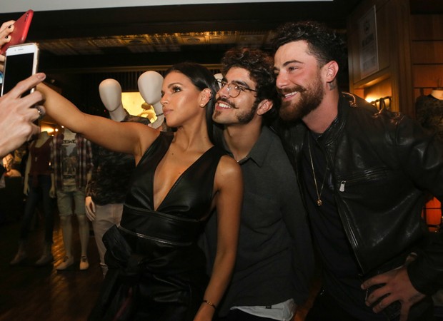 Mariana Rios, Caio Castro e Felipe Titto posam para selfie (Foto: Iwi Onodera/Brazil News)