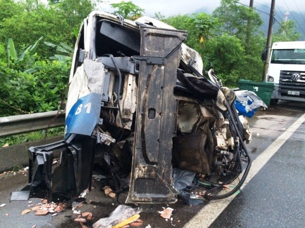 Cabine do veículo ficou completamente destruída após acidente (Foto: Solange Freitas/G1)