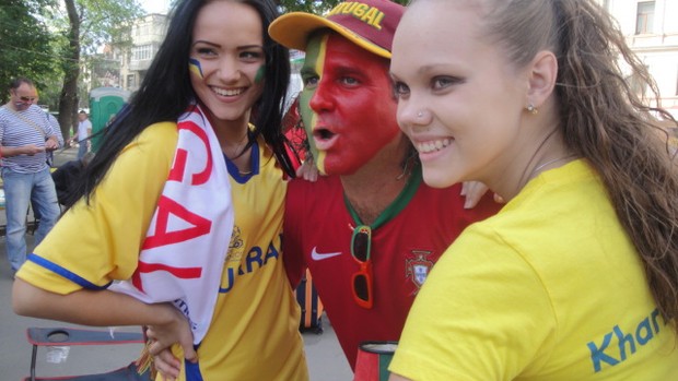 Torcedores portugueses tirando fotos com ucranianas em Carcóvia antes do jogo Portugal x Holanda (Foto: Rafael Maranhão / Globoesporte.com)