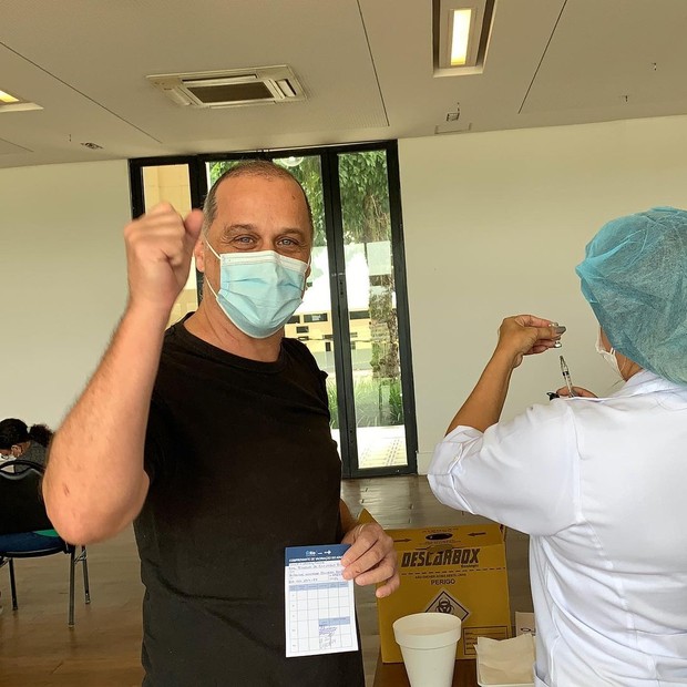 Guilherme Fontes toma vacina contra a Covid-19 (Foto: Reprodução/Instagram)