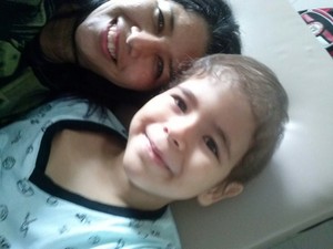 Mãe e filho revelam que enfrentam com alegria leucemia (Foto: Arquivo Pessoal)