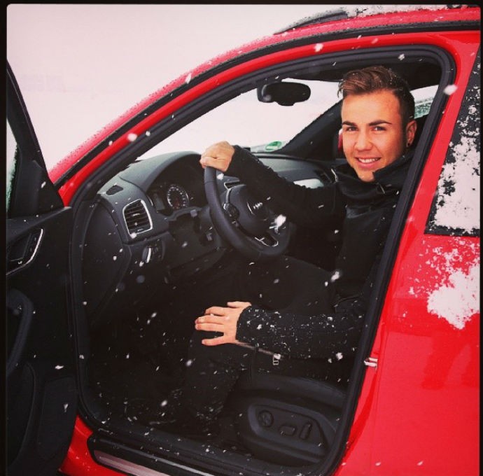 Mario Göetze dirigindo um dos carros (Foto: Reprodução/Instagram)