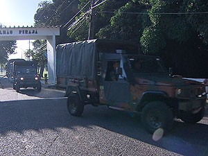 Comboio do Exército saiu de Salvador na manhã desta sexta-feira para auxliar no abastecimento de água na Bahia (Foto: Reprodução TV Bahia)