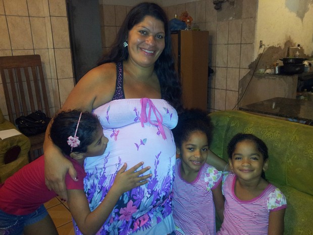 Patrícia Coutinho grávida de sete meses com Jamilly (a irmã gêmea morreu), Clara e Clarisse (Foto: Juliana Borges/ G1 ES)