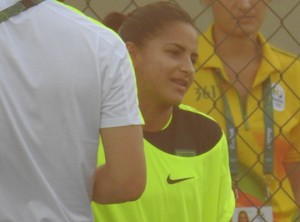 Debinha durante treino da seleção brasileira feminina de futebol (Foto: Cíntia Barlem)