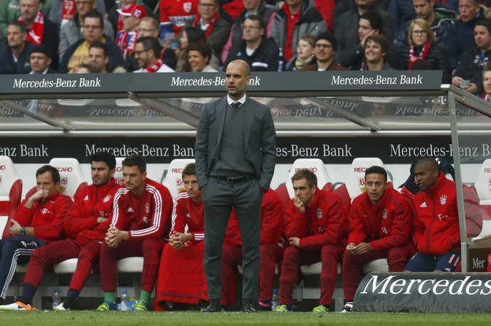 Guardiola em frente ao banco de reservas do Bayern de Munique, com Thiago Alcântara e Douglas Costa (Foto: REUTERS/Kai Pfaffenbach)
