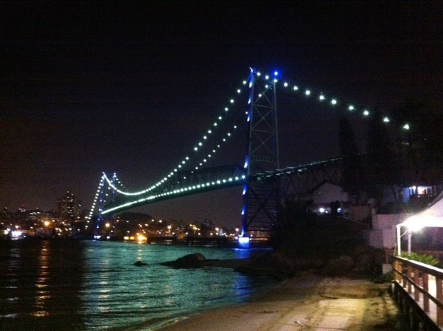 Ponte Hercílio Luz vai ser iluminada de azul durante o mês de novembro (Foto: Felipe Cordeiro)
