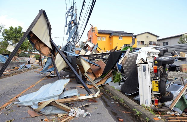 Destruição provocada por tornado em Koshigaya nesta segunda-feira (2) (Foto: Kyodo/AP)