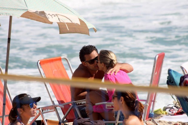 Fred namora na praia (Foto: J.Humberto/AgNews)