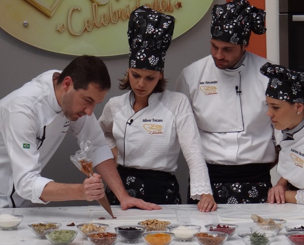 É hora de preparar as moedinhas de chocolate. Alexandre ensina técnica utilizada pelas grandes indústrias (Foto: Mais Você / TV Globo)