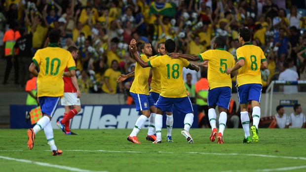 Paulinho comemora, Brasil x Inglaterra (Foto: André Durão)