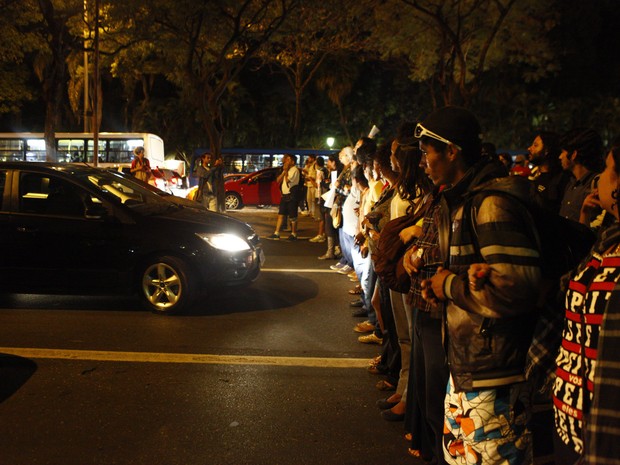 Depois de ocupar a prefeitura de belo Horizonte, manifestantes bloqueiam os dois lados da Av. Afonso Pena em frente a prefeitura. (Foto: Rodrigo Lima/ O Tempo/Estadão Conteúdo)