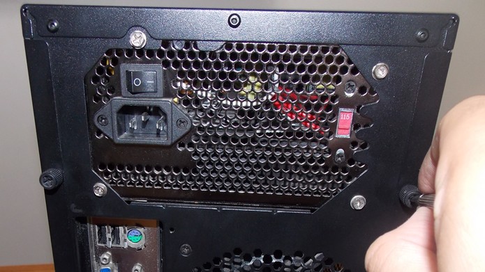 Coloque de volta as placas de proteção do gabinete e reconecte os cabos ao PC (Foto: Reprodução/Daniel Ribeiro)