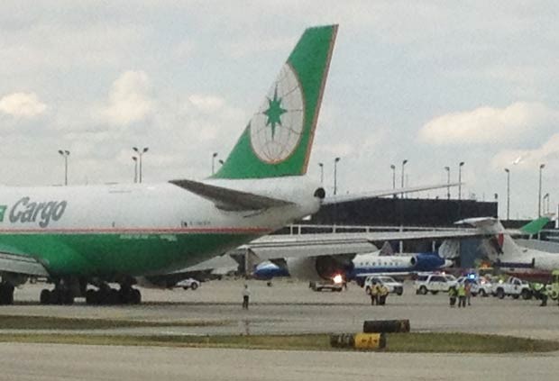 Avião de carga, à esquerda, que engatou em aeronave de pequeno porte nesta quarta-feira (30) no aeroporto O'Hare, em Chicago (Foto: AP)