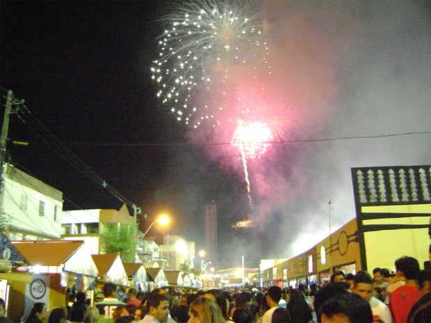 Fogos de artifício celebraram a abertura do São João à meia-noite (Foto: Taiguara Rangel/G1)