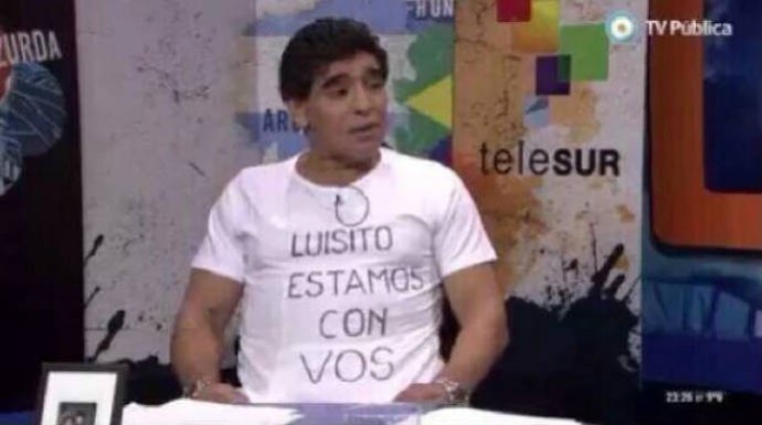 Maradona apareceu com camisa de apoio a Suárez na TV Pública, de Buenos Aires (Foto: Reprodução)
