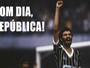 Após protestos, Corinthians saúda torcida com imagem de Sócrates