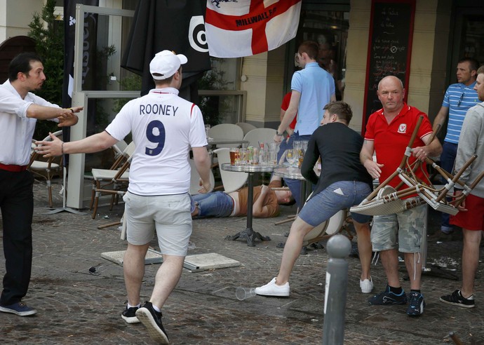 Torcedores ingleses em briga de bar em Lille (Foto: REUTERS/Pascal Rossignol) Torcedores ingleses em briga de bar em Lille (Foto: REUTERS/Pascal Rossignol)
