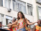 Sem parar! Renata Santos mostra corpão durante desfile de bloco