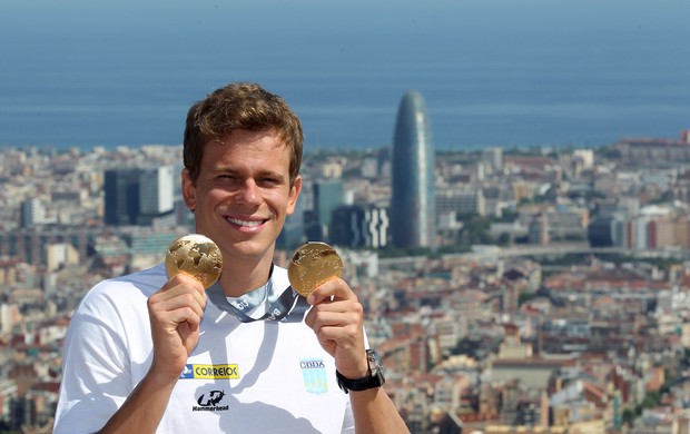 Cesar Cielo posa com medalha de ouro em Barcelona (Foto: Satiro Sodré/CBDA)