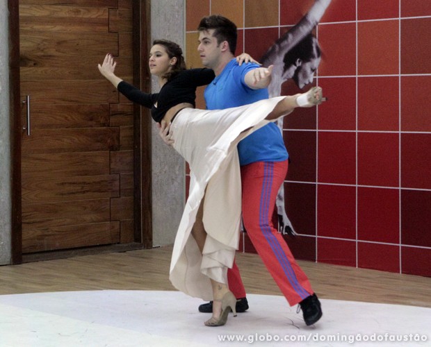 Bruna mostra sua flexibilidade em movimento da valsa (Foto: Domingão do Faustão / TV Globo)