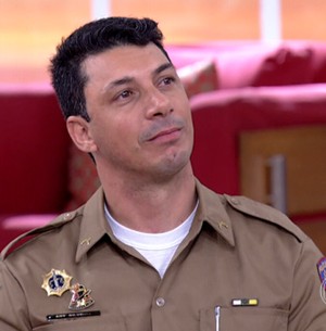 Sargento se emociona ao rever resgate de bebê (Encontro com Fátima Bernardes/TV Globo)