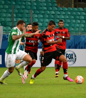 Lance de Vitória e Coritiba Sul-Americana (Foto: Romildo de Jesus / Futura Press)