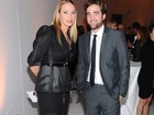 Após ser fotografado com Kristen Stewart, Robert Pattinson vai a festa