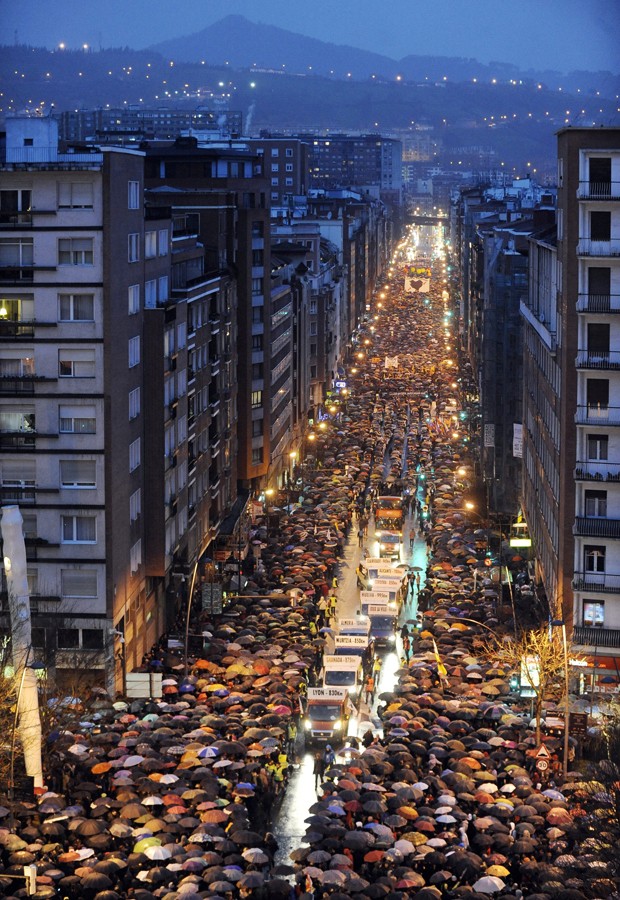 Manifestantes em Bilbao (Foto: Rafa Rivas/AFP)